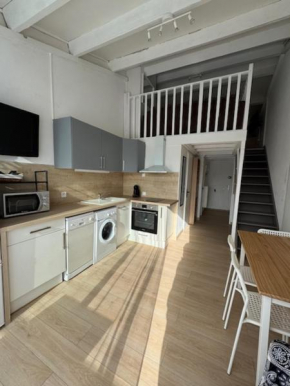 Superbe T2 avec grande mezzanine, 7' à pieds de la plage, clim, wifi, parking privé, piscines